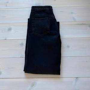 Svarta jeans från weekday modell VEER. Storlek 24. 😊😊 säljer dem för 140kr och jag kan stå på frakten. 