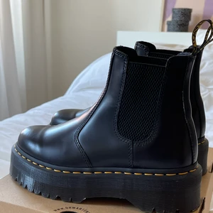 Dr. Martens 2976 Platform - Säljer mina Dr. Martens då dem inte kommer till användning. Använda tre gånger, mycket fint skick. Storlek 38, äkta läder, nypris 2300kr. 