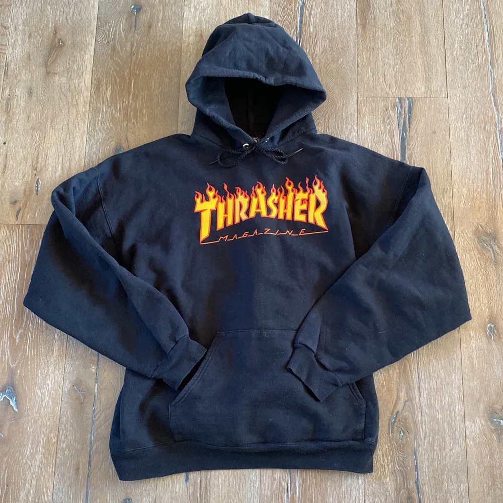 Svart Thrasher hoodie, sparsamt använd. Inga sprickor eller defekter på printet. Storlek L. Hoodies.