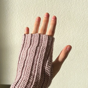 Handvirkade torgvantar i 100% bomull  - Dessa torgvantar virkas på beställning av mig! Kan göras i alla färger på bild tre. Mycket praktiska till våren och hösten för att hålla händerna varma när man samtidigt skrollar på telefonen💗