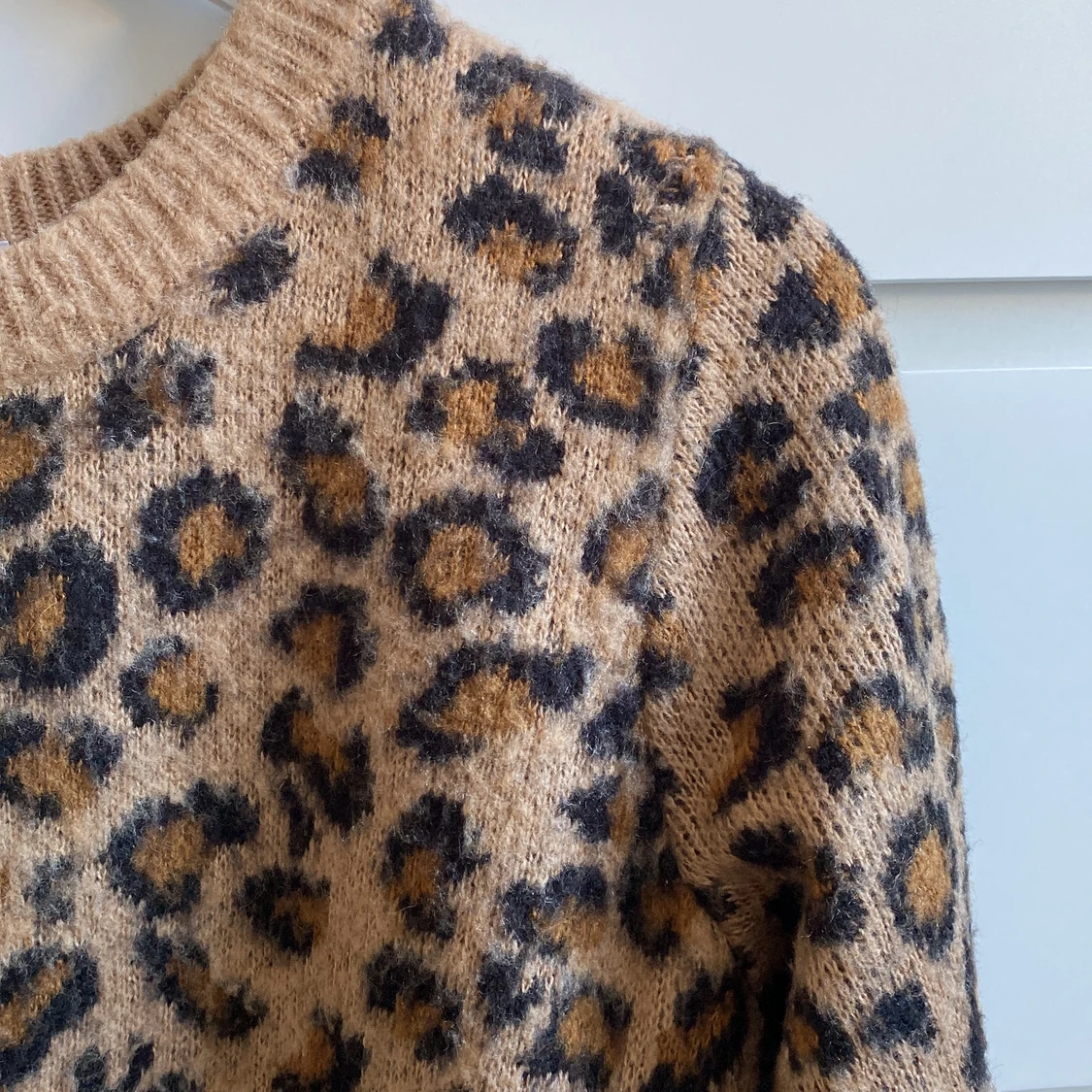 Stickad tröja i leopardmönster - 90