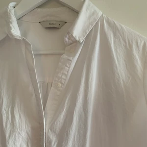Vit skjorta  - Vit skjorta i krispigt material från Only 🌾🍃🍂 Storlek S