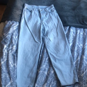 sweet sktbs jeans - ljusblåa sweet sktbs jeans, lite småslitna vid fötterna