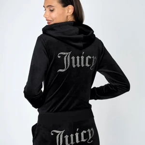 Juicy set XS  - Har tagit hand om setet riktigt bra och den är i nyskick. Alla stenar sitter kvar. 