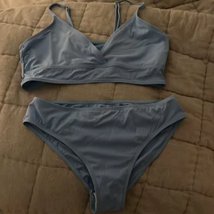 Shien bikini  - Blå lite ribbad bikini. Säljer pågrund av att jag råkat klicka hem två av samma. Knappt testad eller använd.💙väldigt somrig!✨säljer vid bra pris!
