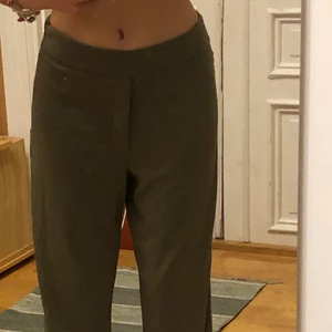 gröna kostymbyxor - säljer mina jättebekväma gröna kostymbyxor från bikbok. använda men i mycket bra skick, strl m. frakt ingår i priset!