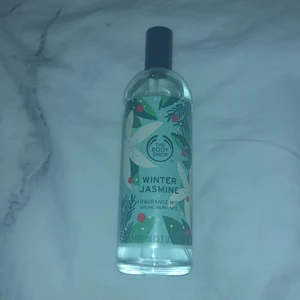 The body shop - En body mist från the body shop i doften ”winter Jasmine” går inte längre att köpa i butik. Det finns mycket kvar (sista bilden). Köparen står för frakten och köpt är köpt💓vet inte frakten än så skriver bara i något sålänge💓vi kan ta det senare. Pris går att diskutera.