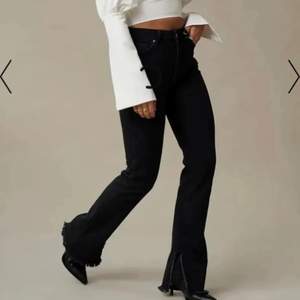 Jeans med slits från Hanna schönbergs kollektion med NA-KD , de är väääldigt sköna och passar kroppsformen perfekt. Säljer pga ingen användning