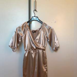Säljer denna fina klänning från Bik Bok🌸 endast använd 1ggr i storleken S. För mer info eller bilder skriv🌟