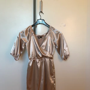 Klänning bik bok - Säljer denna fina klänning från Bik Bok🌸 endast använd 1ggr i storleken S. För mer info eller bilder skriv🌟