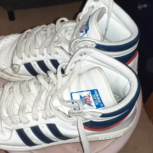 Adidas skor - Säljer mina adidas skor. Storlek 43
