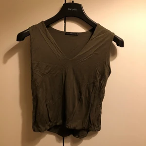 V-ringad topp strl 34 - Snygg mörkgrön topp som passar till en hel del. Använd upp till 3 ggr och är från Åhléns 💚