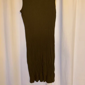 Tight grön klänning  - Säljer denna klänningen då den inte kommit till användning och inte riktigt är min stil! Vet inte vart den är ifrån eller storleken med det är ungefär S. Det är bara att fråga om du har några frågor! 