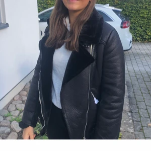 Bikerjacka från Madlady - Säljer nu min balla bikerjacka från Madlady storlek 44,  men skulle vilja säga att den mer är som en 40. Använd fåtal gånger och är fortfarande i bra kvalite. Såklart i svart fuskpäls vilket är perfekt nu i kylan!💖
