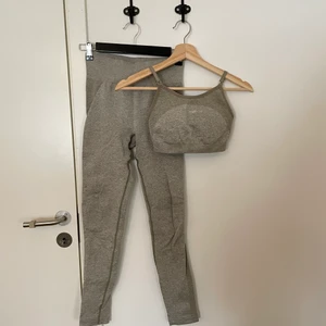 Grått Gymshark set stl S - Grått träningsset från Gymshark.  Träningbh i storlek S. Träningsthights i storlek S.  Är i använt skick. Kolla gärna in mina andra annonser! Titta noga på alla bilder och skicka meddelande vid frågor. Samfraktar upp till 3 dagars vinster! Jag postar oftast vinsten samma dag eller dagen efter vinsten/vinsterna är betalda. Buden är bindande och kan inte ångras. Jag ansvarar inte för postens slarv. Betalning skall ske inom 3 dagar efter avslutad budgivning/köp nu.