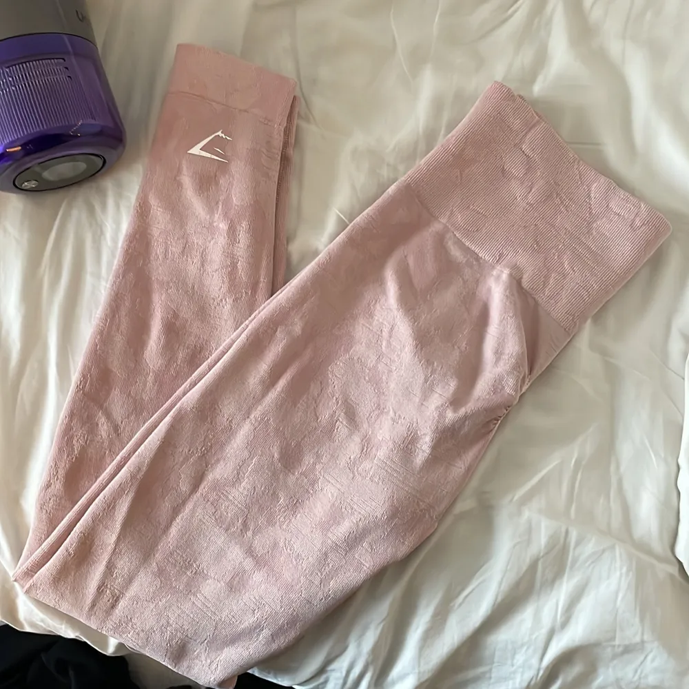Säljer de rosa gymshark tightsen från camo kollektionen, endast använda en gång men har aldrig tränat med dom. Nypris 649. Övrigt.