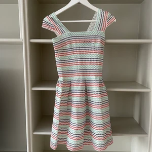 Super smickrande sommarklänning  - Säljer denna super härliga klänning som aldrig har använts. Den är ganska genomskinlig, så det kan vara bra att veta. Sitter väldigt fint på🥰