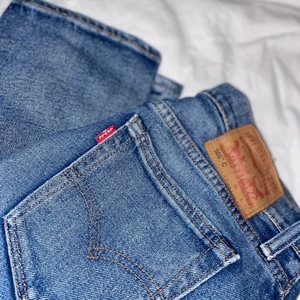 Levis lågmidjade jeans - Knappt använda. Lagom långa för den som har långa ben går ner t skokanten på mig (är 1,76 lång) liiiite liiite större i vaderna men tajta i lår. Vill du ha fler bilder bara o kommentera 👍🏻☺️