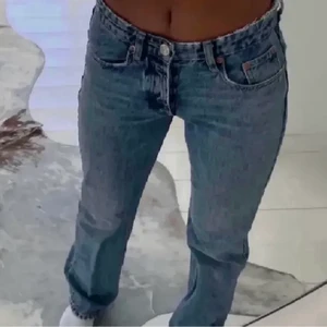 Midrise jeans zara - Säljer dessa jeansen, storlek 32! Tyvärr lite för små på mig och därav säljer jag. I jättebra skick, just denna färgen går ej att köpa längre❤️