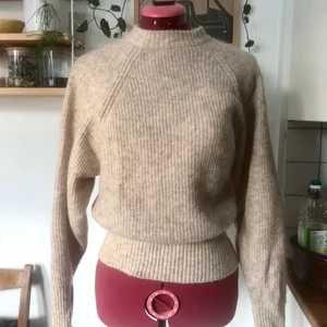 Beige stickad tröja, ull, HM - XS.  - Beige stickad tröja från HM i ull. Ingenting att anmärka på vad gäller skicket. 