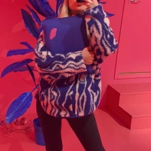 Zebrajacka - Säljer min as snygga fleecejacka från monki, buda💕