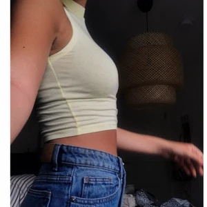 Topp  - Jättesnygg gult linne från asos, storlek 38 men är mer som 34/36☺️💕 