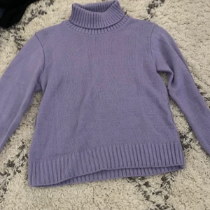 Lila polo - Lila tröja med lite polokrage! Passar en S!  För frågor och info skriv till mig!🤍