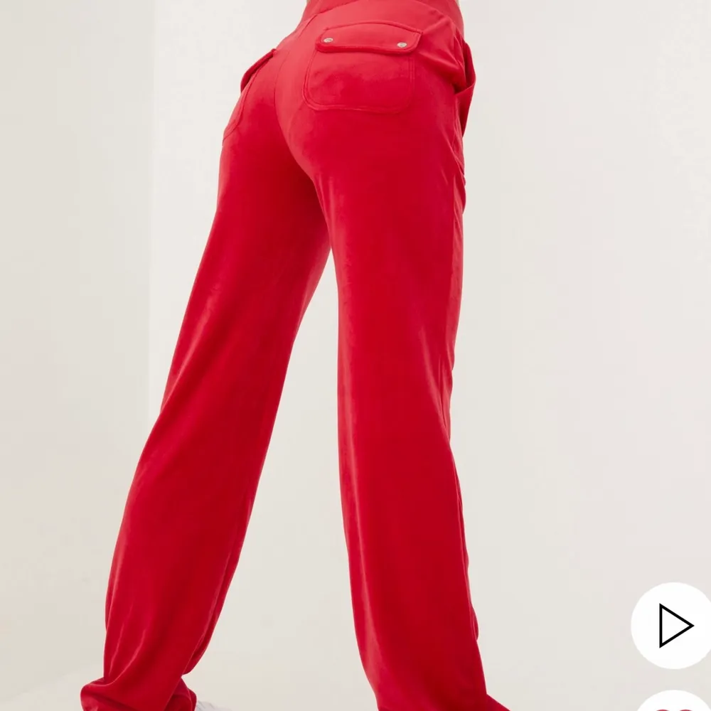 Intressekoll på mina supersnygga röda juicy couture byxor använd några gånger men är som nya, Inge defekter på dom skicka dm för fler bilder eller om du är intresserad att köpa dom:). Jeans & Byxor.