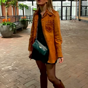 Jacka i läder - Snygg läderjacka dekorerad med guld nitar köpt secondhand för 900kr, säljer då jag inte får så mycket användning för den. För mer bilder eller info är det bara att höra av sig🥰 köparen står för frakt🥳