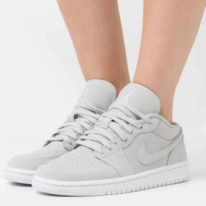 Jordan AIR 1 sneakers  - Säljer mina jordans AIR 1 sneakers i storlek 37,5. Använda ca 3 gånger så dem är som nya. 