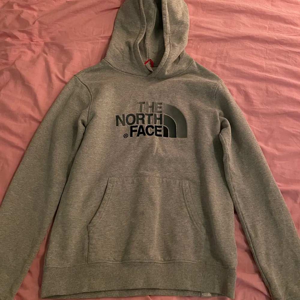 The north face hoodie som jag köpt på Plick men som blivit lite liten, den är XL i barnstorlek men passar XS. Tröjor & Koftor.