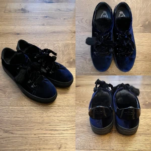 Tods sneakers stl 40 - Mörkblå sammetssneakers från Tods. Svart minkpäls. Normala i storleken. Aldrig använda. Köpta på MyTheresa (kvitto finns). Nypris 650 Euro.