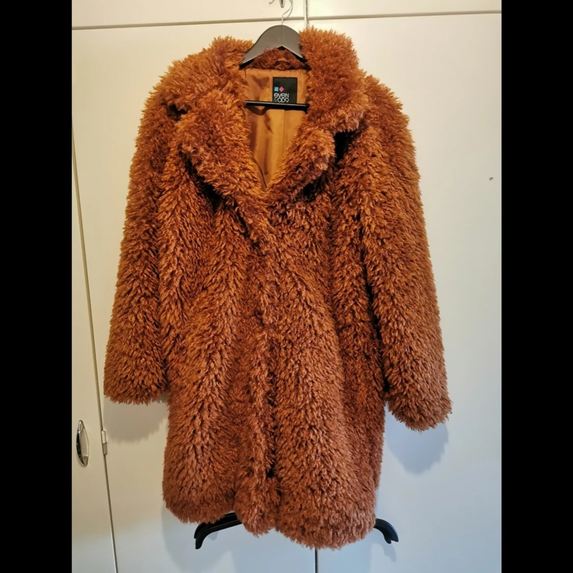 Roströd lång pälskappa