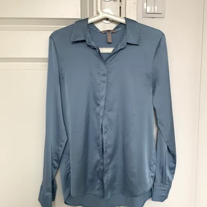 Blå satin skjorta  - Blå skjorta i satin. Köpt på HM.