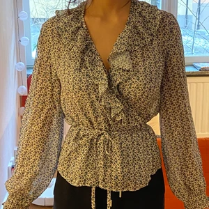 Blus från &OtherStories - Jättefin blus från &OtherStories. Använd bara 2-3 ggr 😊 lite genomskinlig men bara på baksidan som ni ser på bilden. 