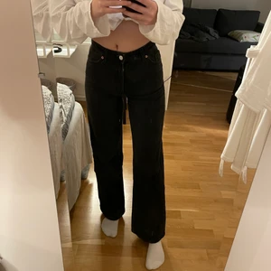 Svarta jeans från Monki - Svarta jeans från Monki, ”yoko jeans black”. Storlek 25. Byxorna är i mycket bra skick! 