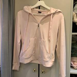 Super fin och gosig tröja ifrån Gina Tricot!💗 Den är i en ljus rosa färg och i jätte bra skick.