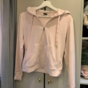 Gina tröja  - Super fin och gosig tröja ifrån Gina Tricot!💗 Den är i en ljus rosa färg och i jätte bra skick.