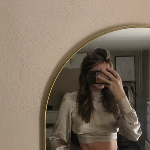 Satin topp  - Såå fin satin topp från nakd med öppen rygg, aldrig använd!