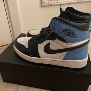 Jordan 1 mids  - Blåa Jordan 1, storlek 39. Använda ett tag men är i väldigt bra skick. Du får med crease skydd. Köparen står för frakten! 