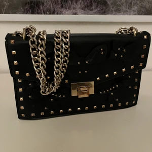 Väska - Säljer denna super snygga väska då den inte används längre💓 helt slutsåld