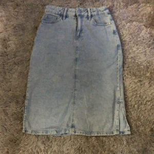 En Jeanskjol jätte fin💕 - Finns en liten fläck men syns knappt annars är den jätte fin nu till sommaren ☀️⛱