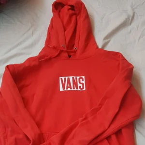 Vans hoodie  - Säljer min vans hoodie. Den har ett litet hål i armen men annars är den fel fri