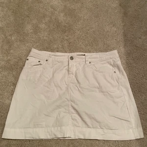 Vit kjol från Lindex  - Säljer denna då den är för kort för mig, bra skick, använd Max 2 ggr. 