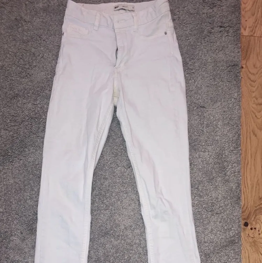 Säljer mina vita supersnygga jeans med lång slits❤️säljer pga ingen använding! Köparen står för frakt! . Jeans & Byxor.