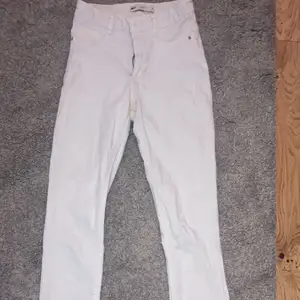 Säljer mina vita supersnygga jeans med lång slits❤️säljer pga ingen använding! Köparen står för frakt! 