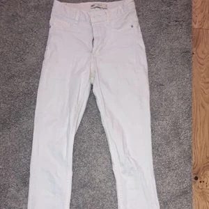 Jeans med slits - Säljer mina vita supersnygga jeans med lång slits❤️säljer pga ingen använding! Köparen står för frakt! 