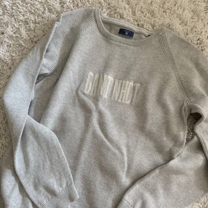 Gant tröja - Säljer denna stickade tröja från Gant i storlek 170. Tröjan är köpt på kidsbrandstore. Säljer den för 50+frakt.
