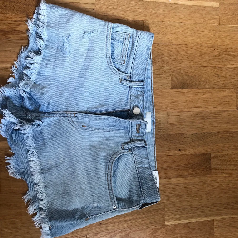 Superfina ljusblåa jeansshorts från H&M. Fint skick. Storlek 36. Nypris: 149 kr.. Shorts.
