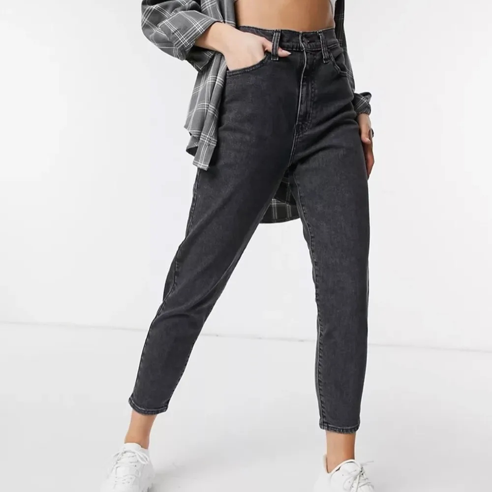 Säljer dessa mom jeans från Levis! Nytt skick, och knappt använda🤍. Jeans & Byxor.